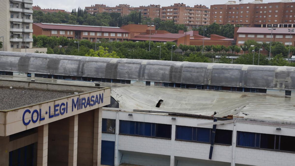 Vista del tejado del polideportivo que se derrumbó el sábado.