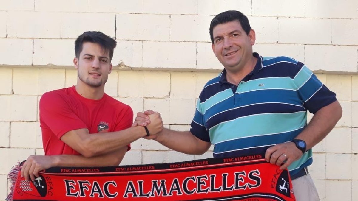 Xavi Toldrà, nuevo fichaje del EFAC, con el presidente, Joan Bosch.
