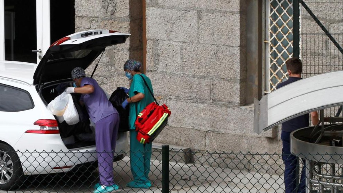 Personal sanitario, ayer en el hotel donde está el Fuenlabrada.