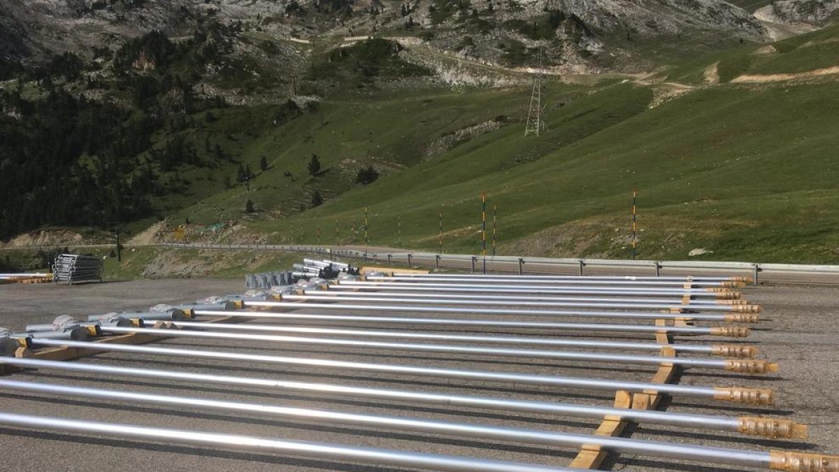 Imatge de material per a la xarxa de canons de neu de Baqueira.