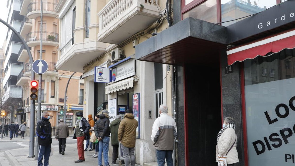 Nombrosos lleidatans van aprofitar ahir fins a l’últim moment per obtenir un dècim de la grossa de Nadal.