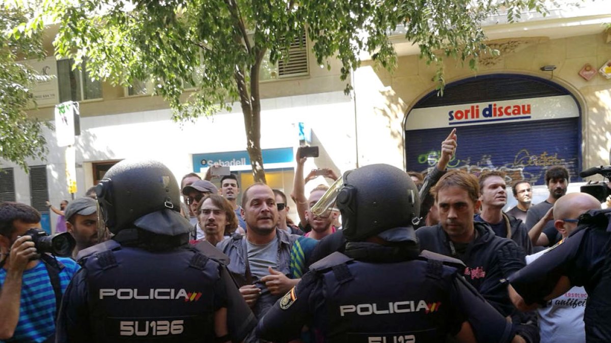 La Policía Nacional rodeó la sede de la CUP en Barcelona el 20-S.