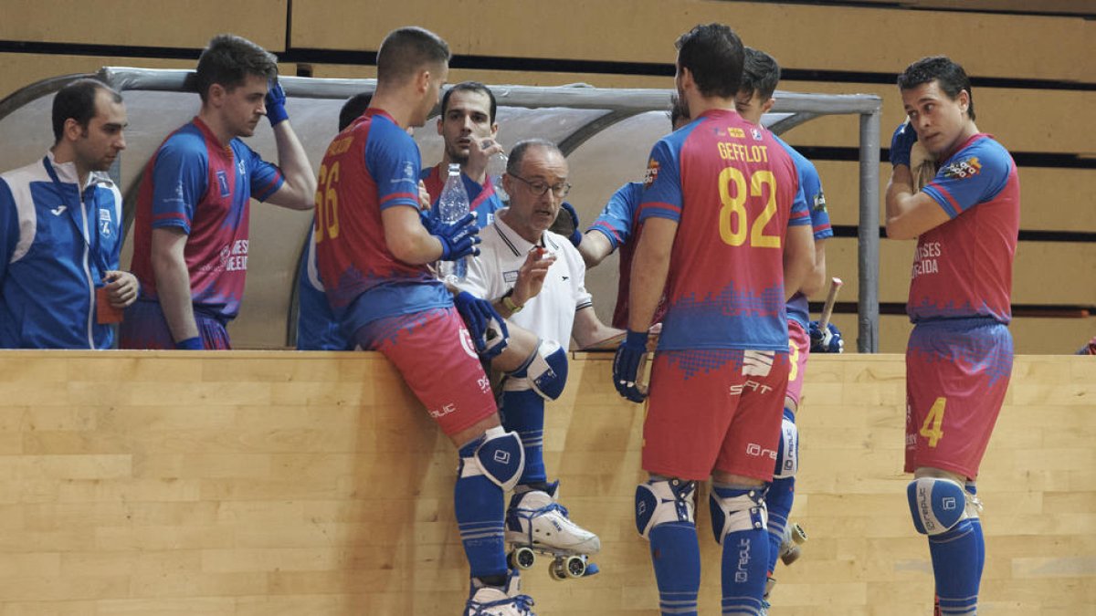 Albert Folguera dóna instruccions a l’equip.