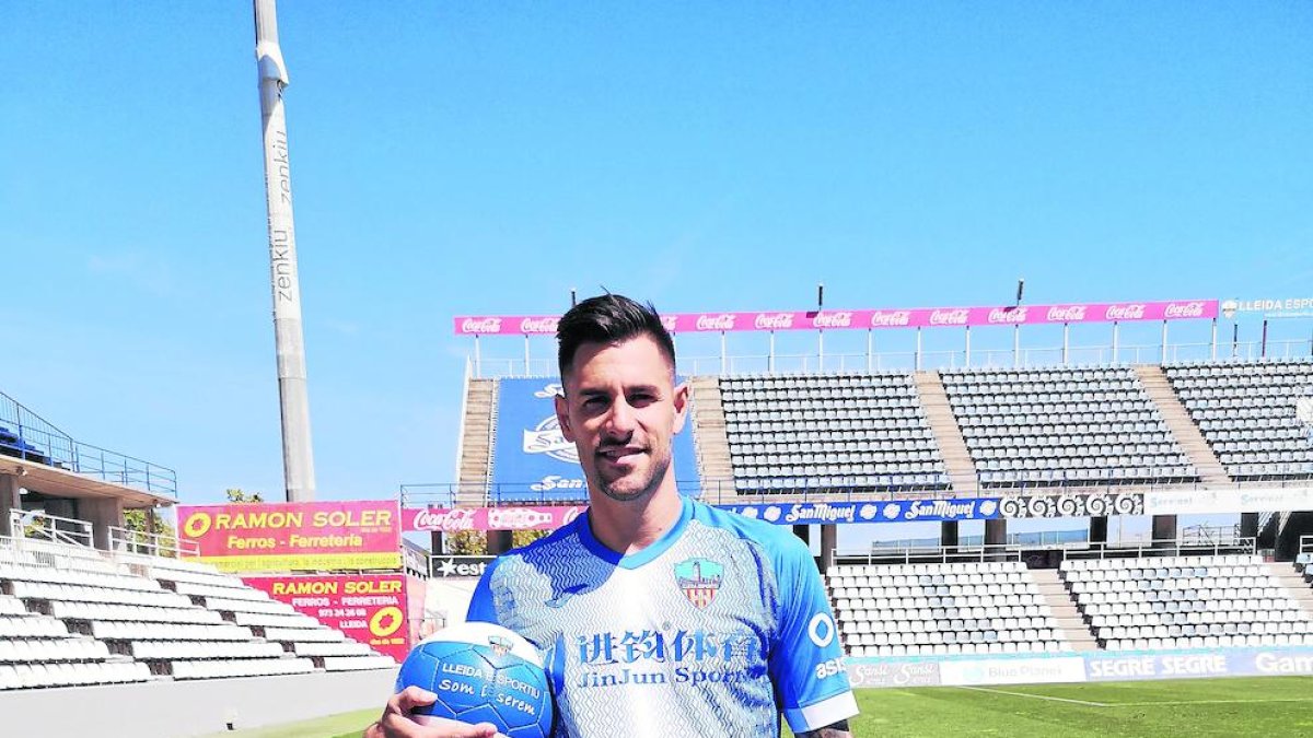 Liberto intenta controlar la pilota davant d’un jugador del Llagostera.