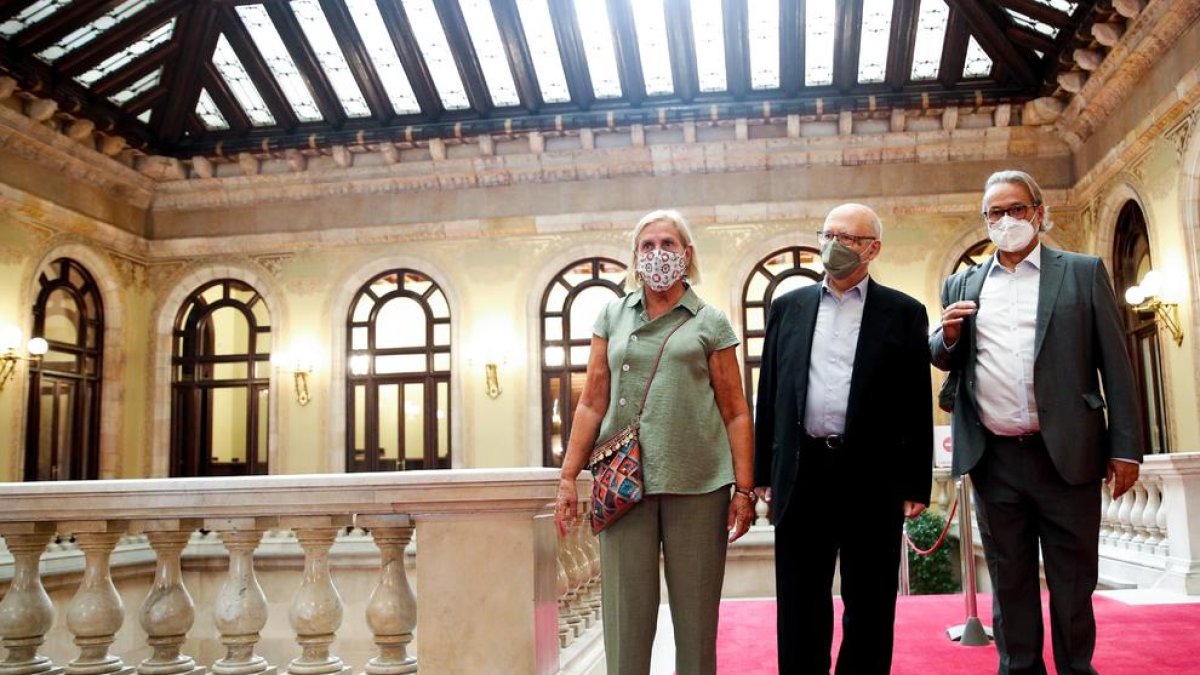 Els expresidents del Parlament Núria de Gispert, Joan Rigol i Ernest Benach, ahir, a la Cambra.