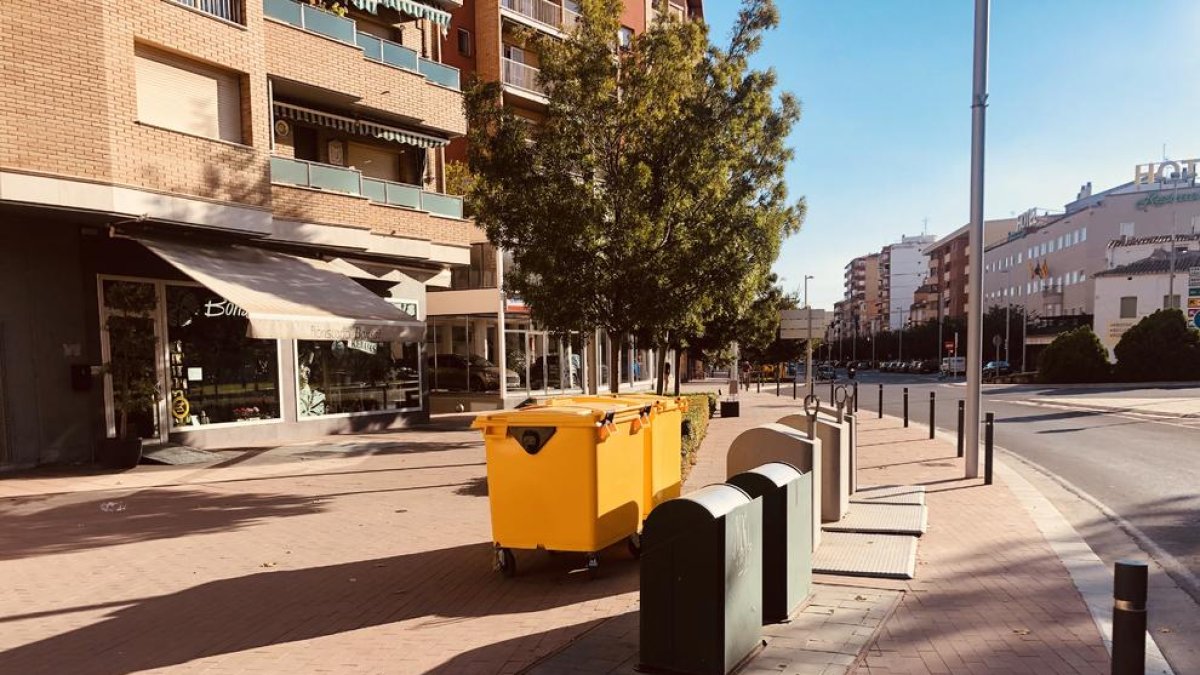 Contenidors soterrats a Fraga i, al davant, els dipòsits que es van instal·lar al detectar l’avaria.