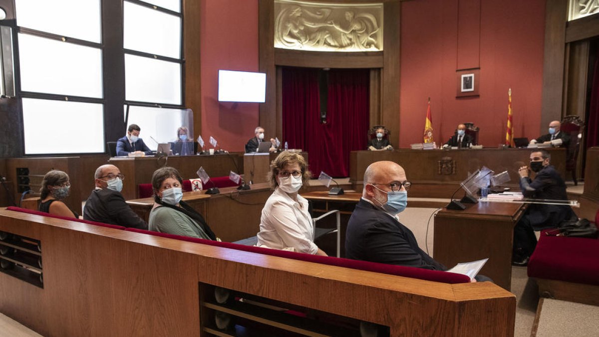 Mireia Boya, Lluís Guinó, Ramona Barrufet, Anna Simó y Lluís Corominas, durante el juicio