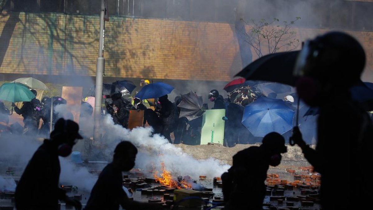 La tensió torna a Hong Kong amb més violència.