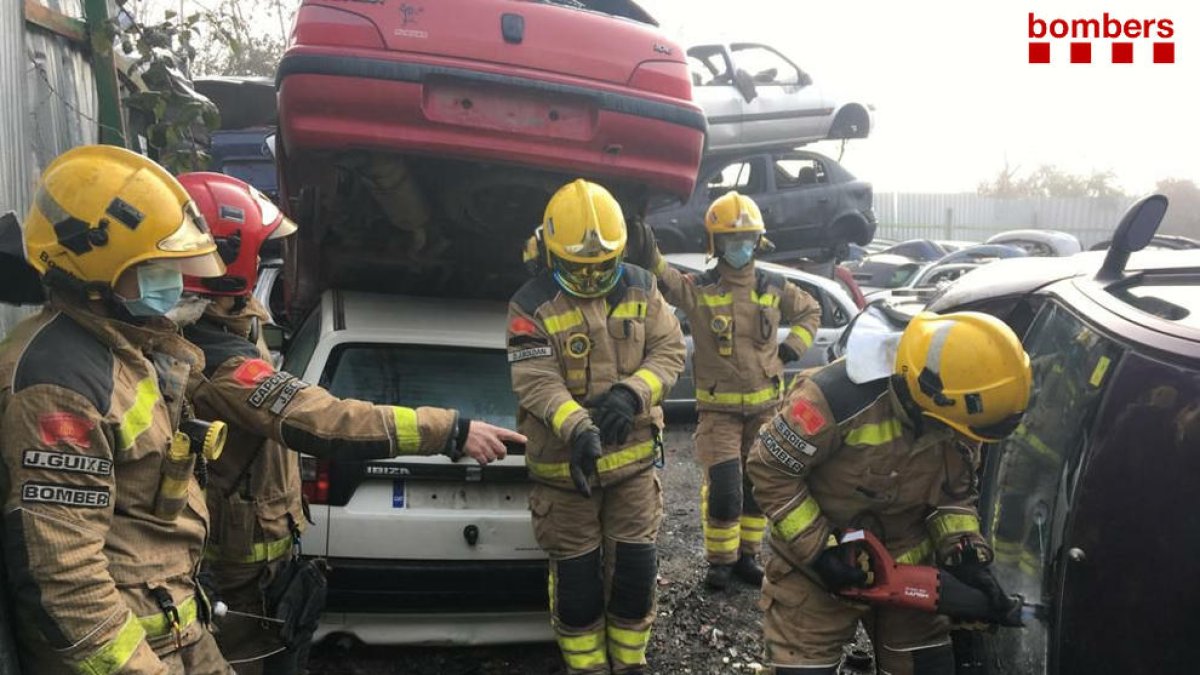 Bomberos de Mollerussa practican cómo excarcelar en caso de accidente
