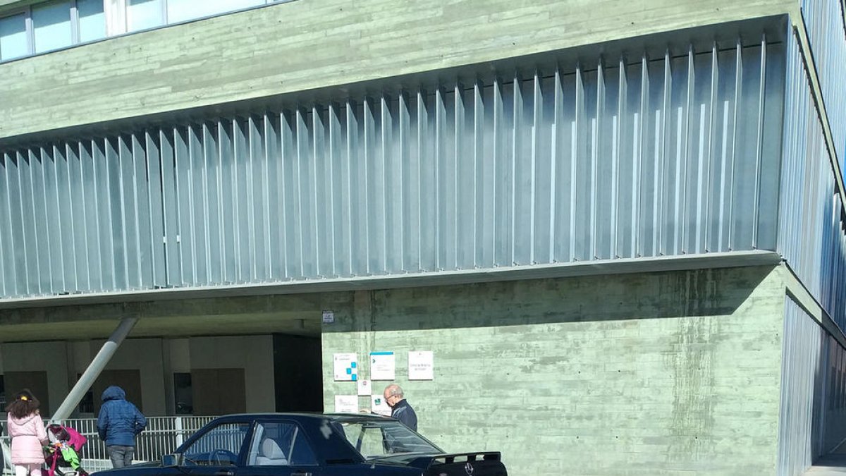 Un vehicle estacionat a la zona per a ambulàncies.