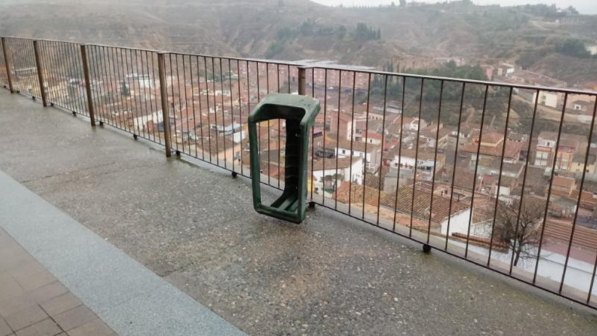 Una de les papereres que es van trencar al centre.