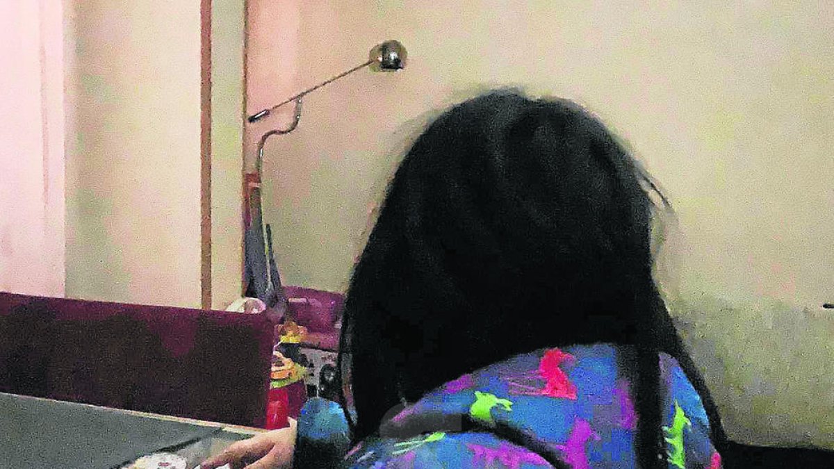 Sopar ahir a les fosques i amb anorac, per falta de llum i calefacció