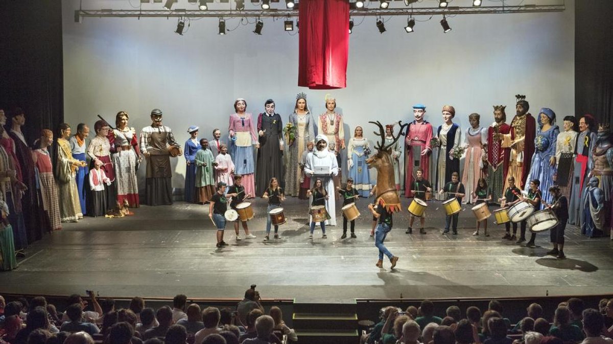 El gegant negre, al centre, va ser batejat ahir en un acte al Gran Teatre de la Passió de Cervera.