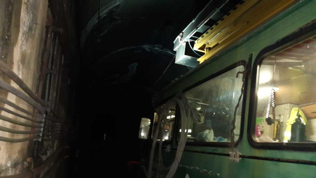 Los trabajos de Adif en la catenaria del túnel entre Lleida y Raimat, dond ha quedado parado un tren de mercancías peligrosas.