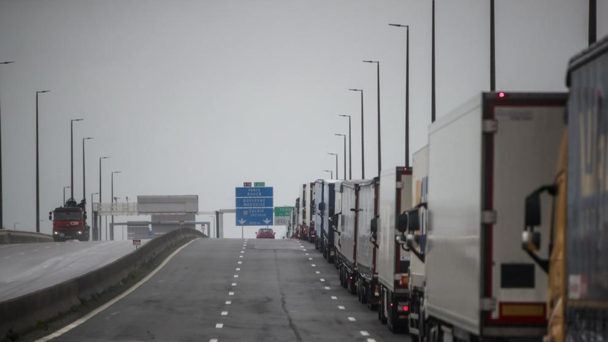 Entre 7.000 y 10.000 camioneros españoles se encuentran varados en la frontera británica.