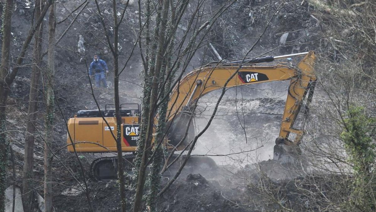 Los operarios consiguieron atajar ayer el incendio.