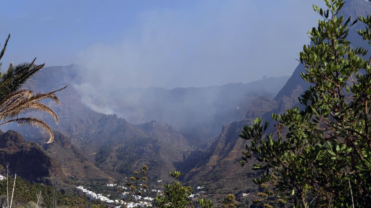 Vista parcial de la zona afectada por el incendio de la isla de Gran Canaria, ayer, aún humeante.