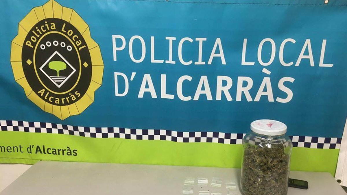 Imatge de la marihuana, la bàscula i els estris decomissats.