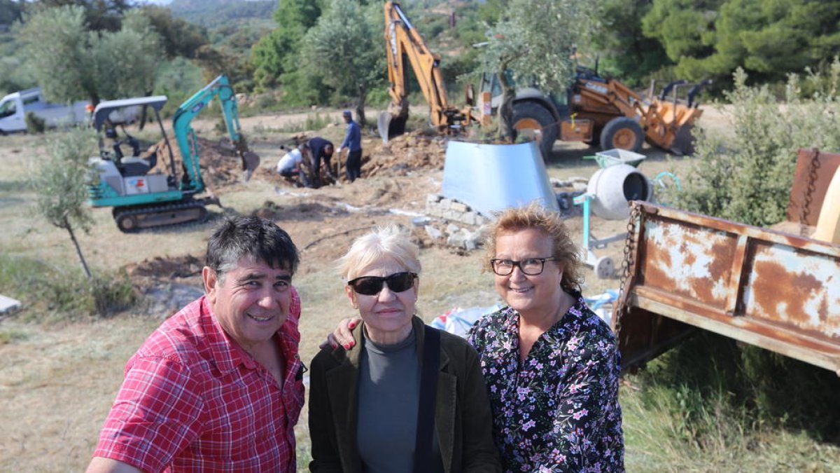 Eva Lootz, ahir amb Sara Balasch i Joan Jové, de Mas Blanch i Jové, a la Vinya dels Artistes.