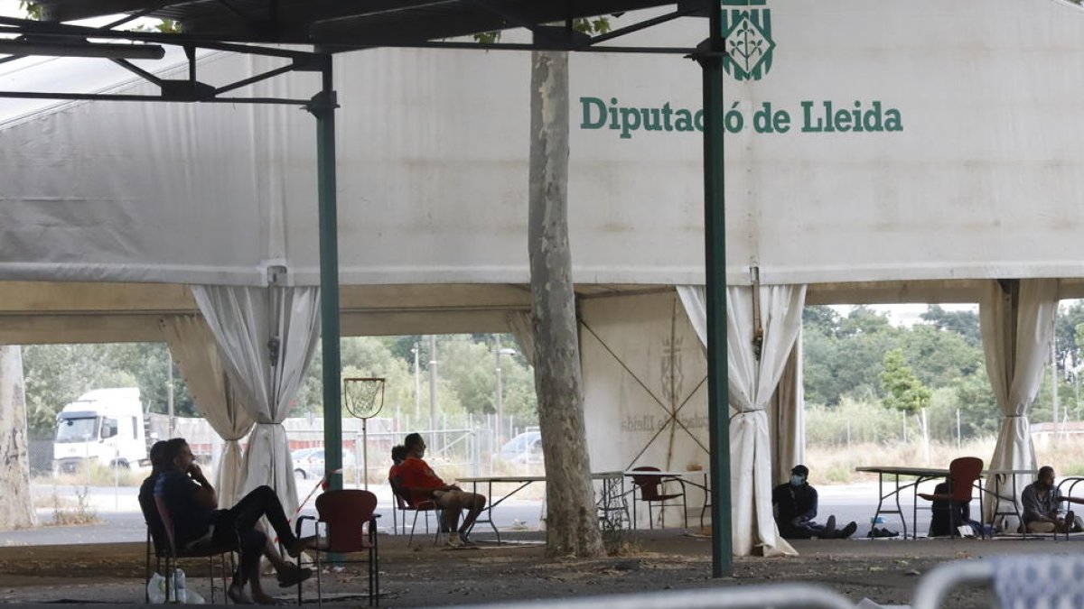 La carpa en los Camps Elisis para pasar el día, con mesas y sillas