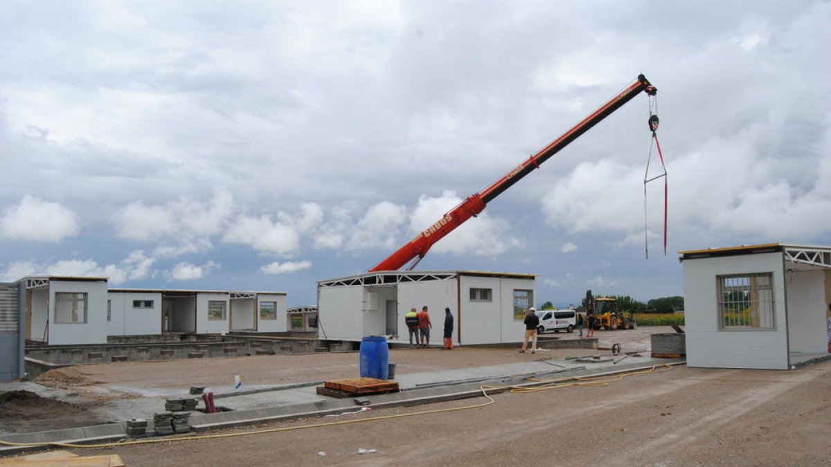 La instal·lació de mòduls prefabricats va continuar ahir.