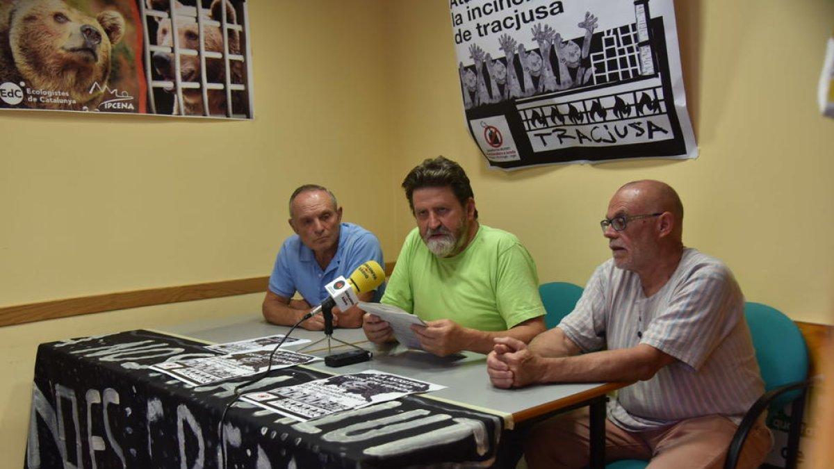 Joan Vàzquez, de Ipcena, y miembros de la plataforma vecinal.