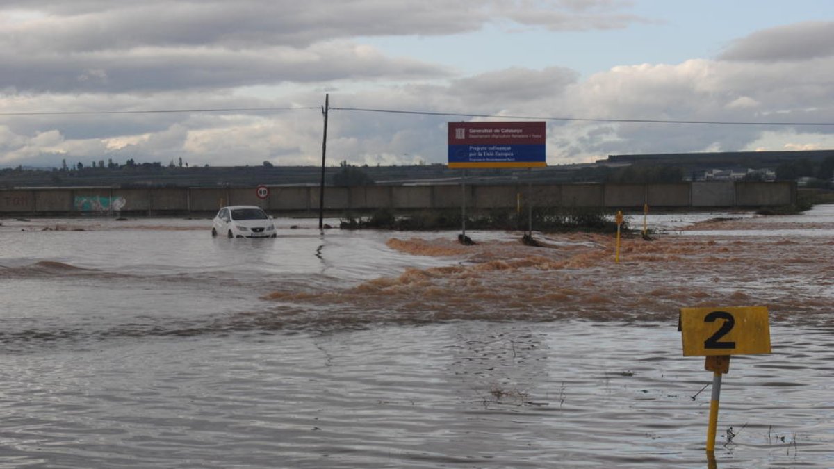 Imatge d’arxiu de les inundacions a la carretera de Fondarella a Mollerussa a l’octubre.