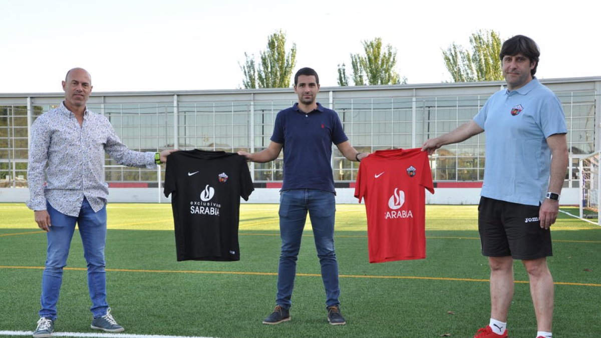 Edgar Tornero sosté les samarretes amb els colors de l’Alpicat.