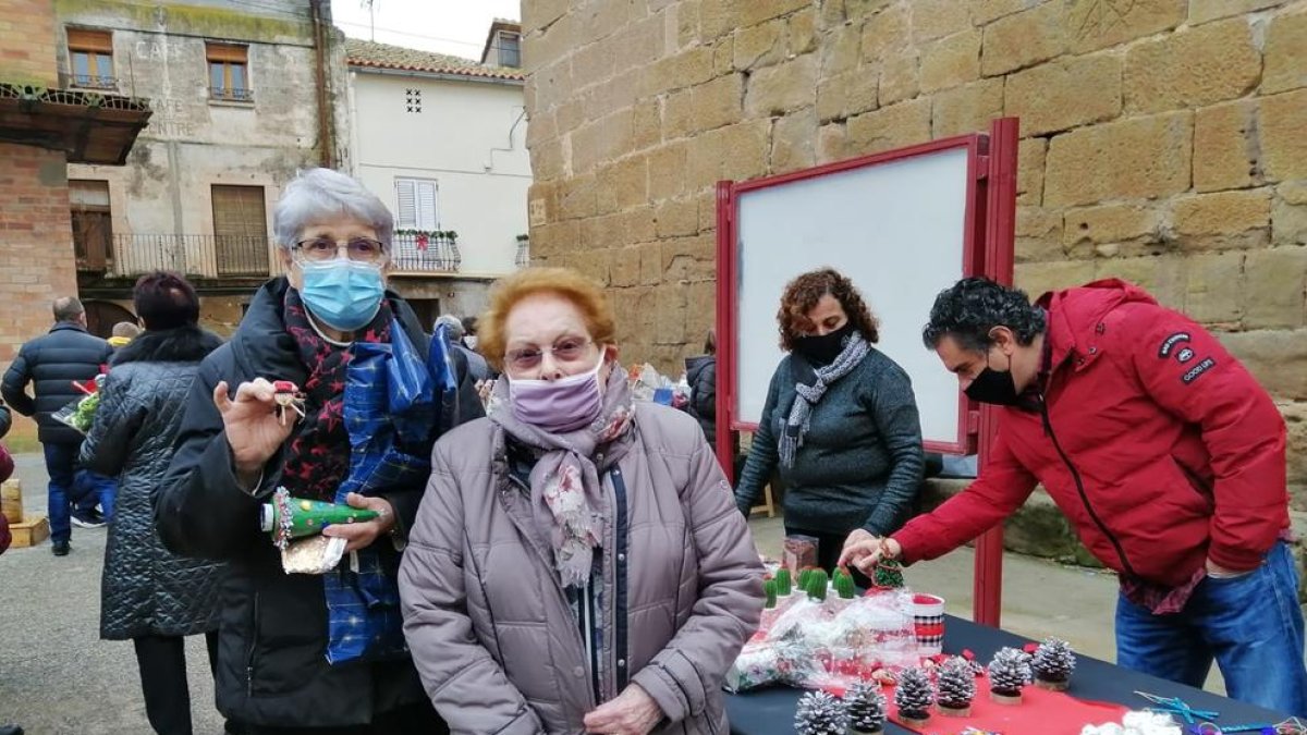 Torrelameu - La Associació de Dones del municipio recaudó un total de 672 euros con la venta de manualidades y flores de Navidad elaboradas por las propias socias de la entidad.