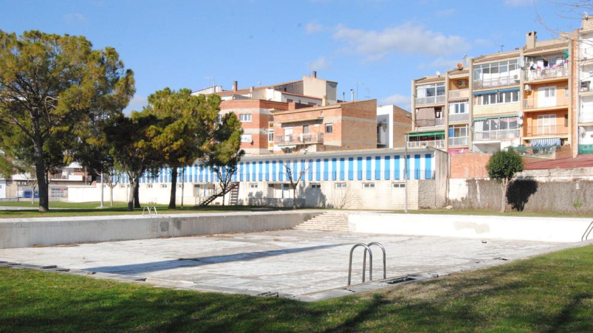 El consistorio destinará 5.000 euros al concurso de ideas para reformar una piscina en desuso.