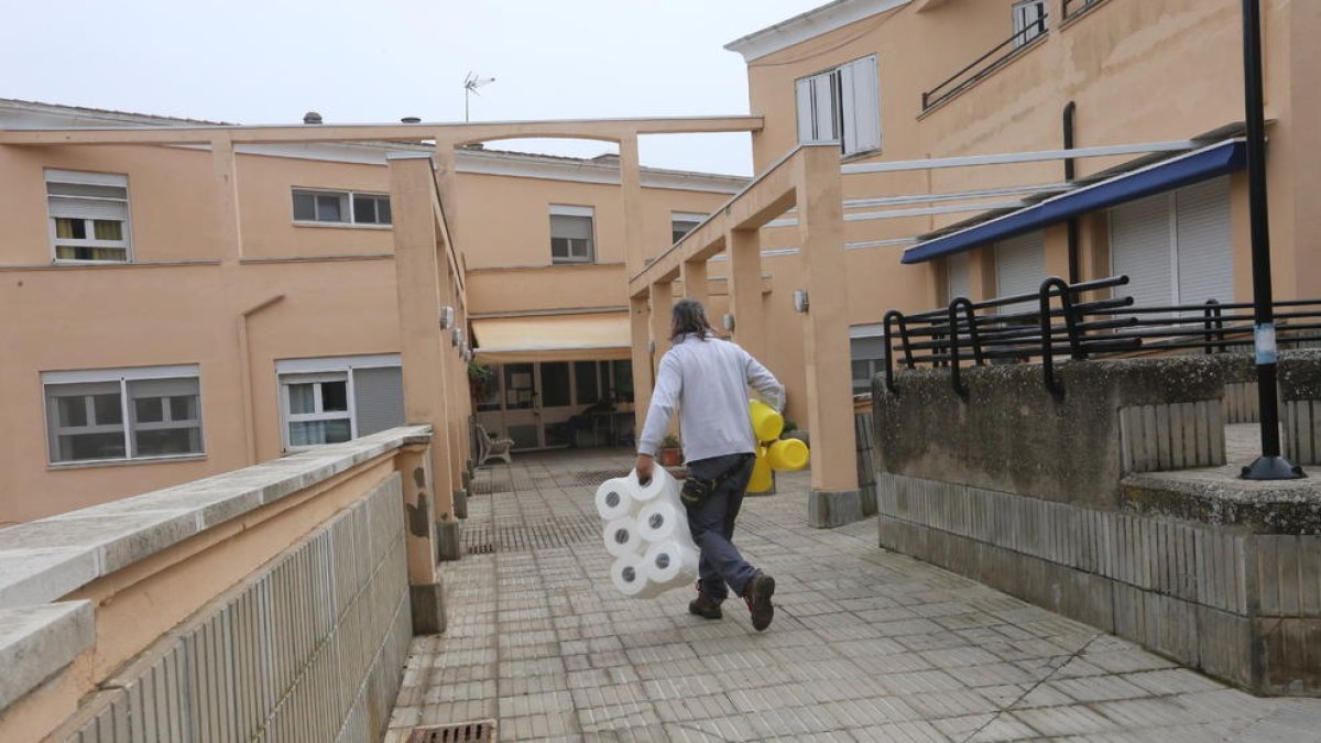 Una persona entrando ayer en la residencia geriátrica de Àger, uno de los principales focos de coronavirus en Lleida.