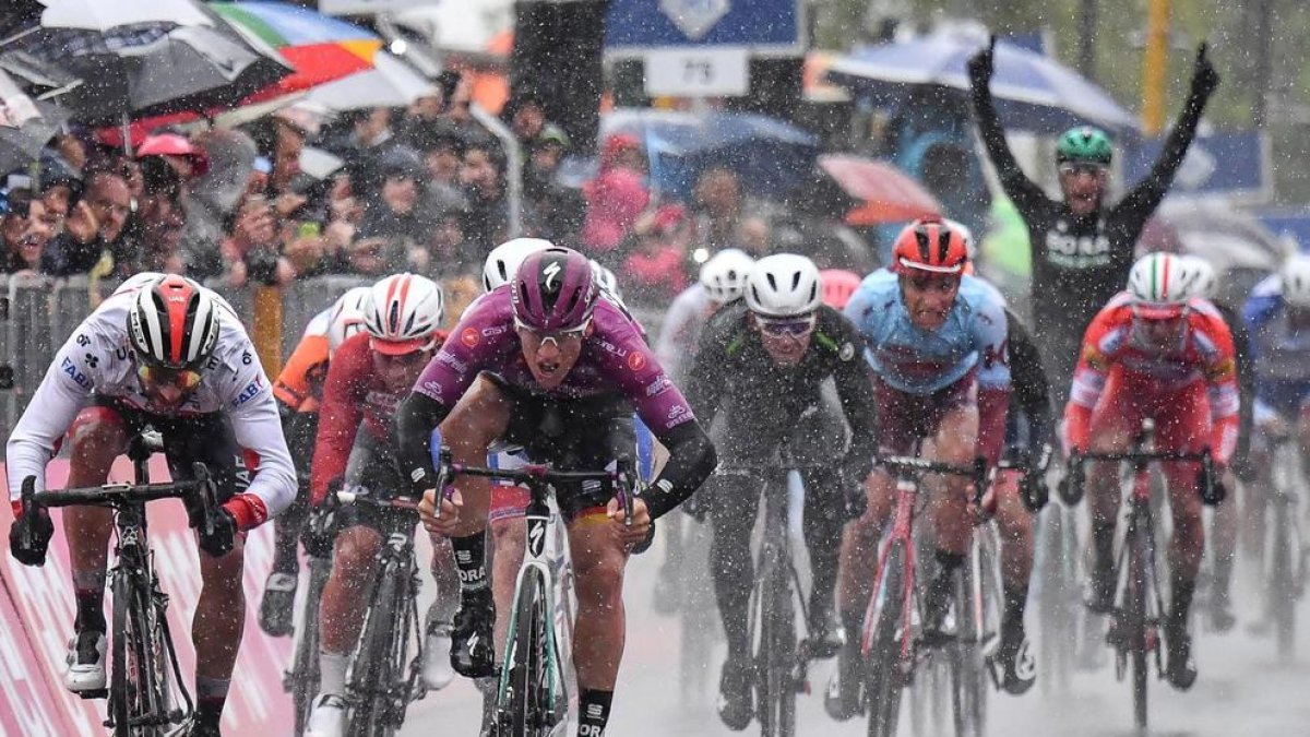 Pascal Ackermann se impone en el esprint bajo la lluvia.