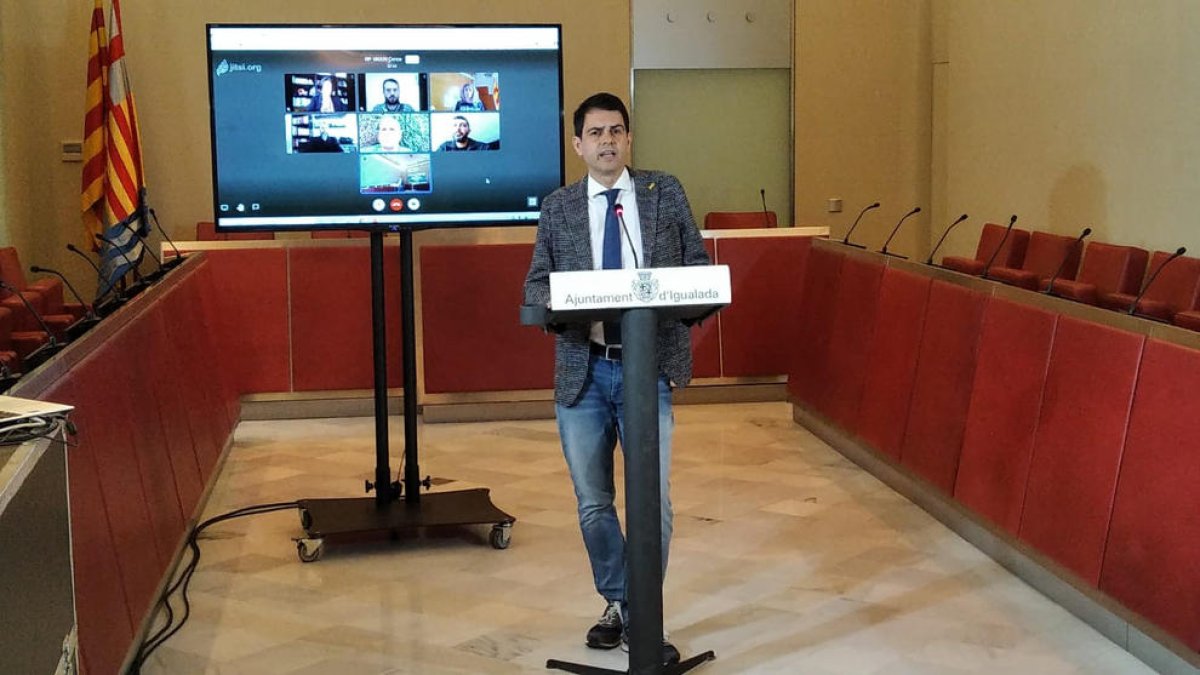 L’alcalde d’Igualada, Marc Castells, adreçant-se als ciutadans ahir a l’ajuntament.