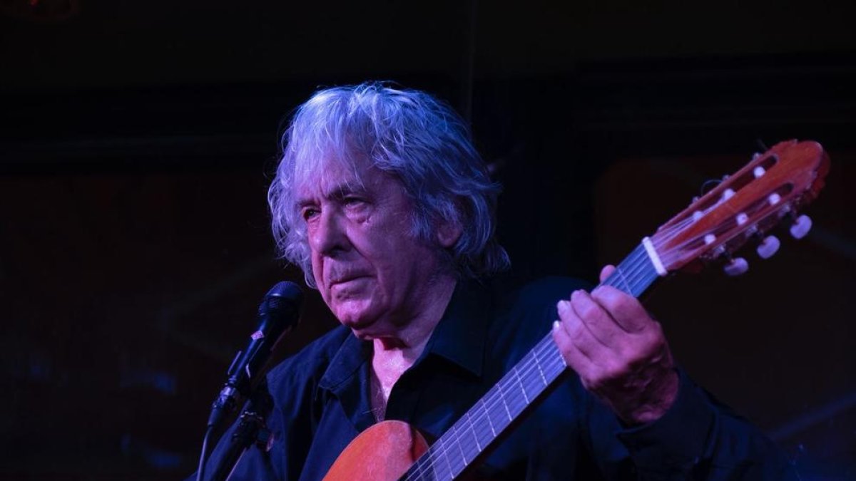 El valenciano Paco Ibáñez, ayer durante su actuación en el 25 aniversario de la cafetería Slavia.