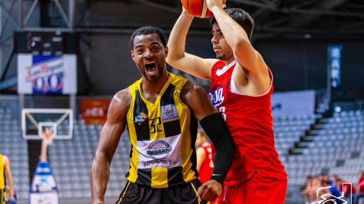 Wendell Davis celebra una canasta durante el partido del domingo frente al Sant Adrià.