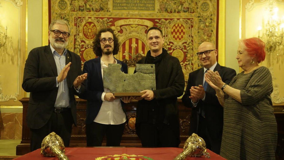 Albert Barqué-Duran y Marc Marzenit, ayer con el premio Ciutat de Lleida junto a Larrosa, Peris y Calaf.