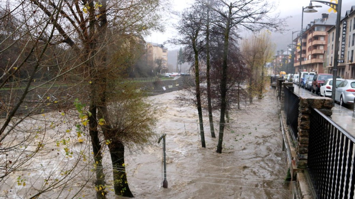 Imagen de ayer de la crecida del río Noguera Pallaresa a su paso por la capital del Sobirà.