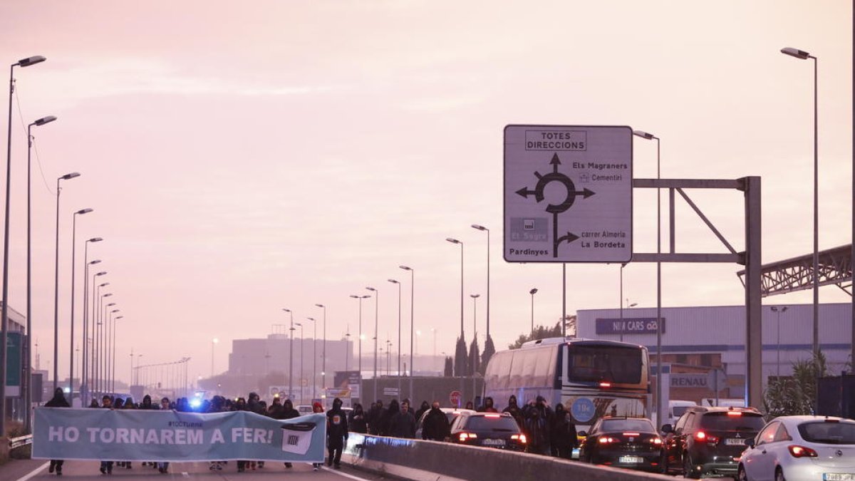 Lleida - A primera hora del matí un piquet informatiu es va mobilitzar per l’Ll-11 fins al CIM de Lleida, el centre integral de mercaderies, que va quedar paralitzat fins ben entrada la jornada. El piquet va provocar que es registrés una cua de ...