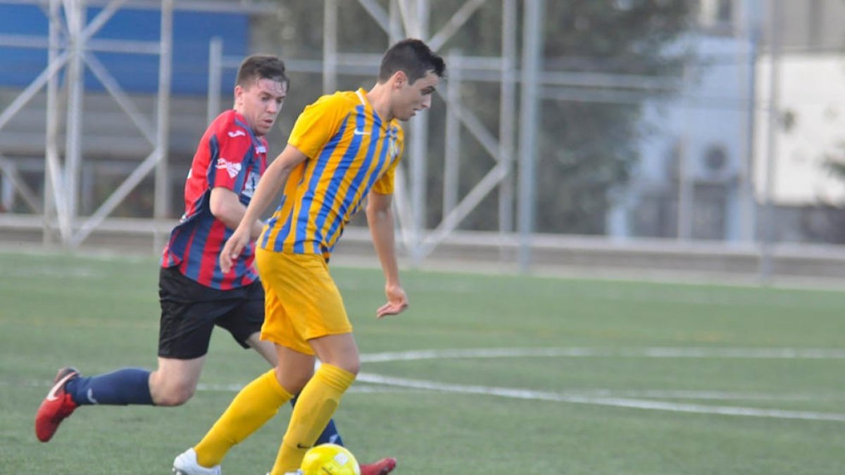 Enríquez trata de robar el balón a un jugador del Atlètic Sant Just, ayer durante el partido.