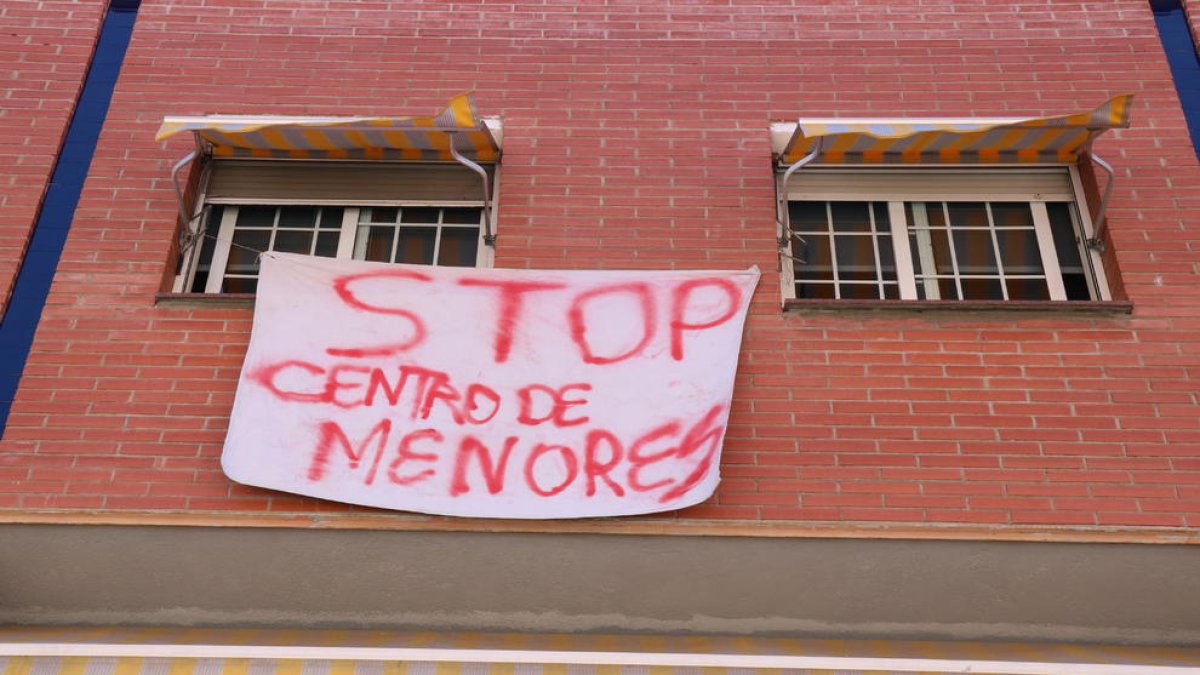 Una de las pancartas en contra del centro de menores que los vecinos de Rubí han colgado.
