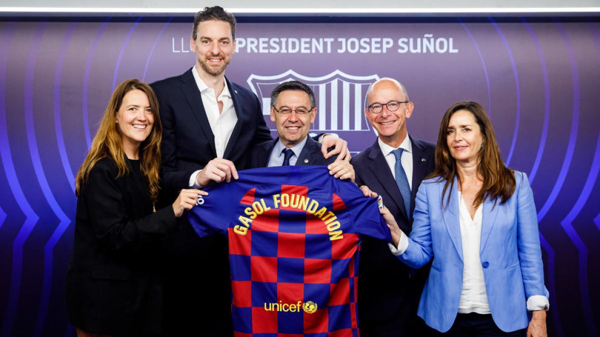 Pau Gasol i Josep Maria Bartomeu van presentar l’acord.