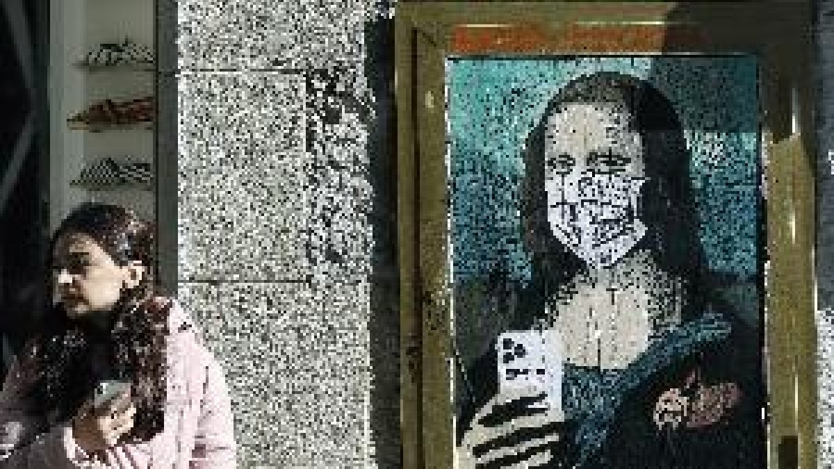 L'artista Tvboy retrata a Barcelona la Gioconda amb màscara i mòbil
