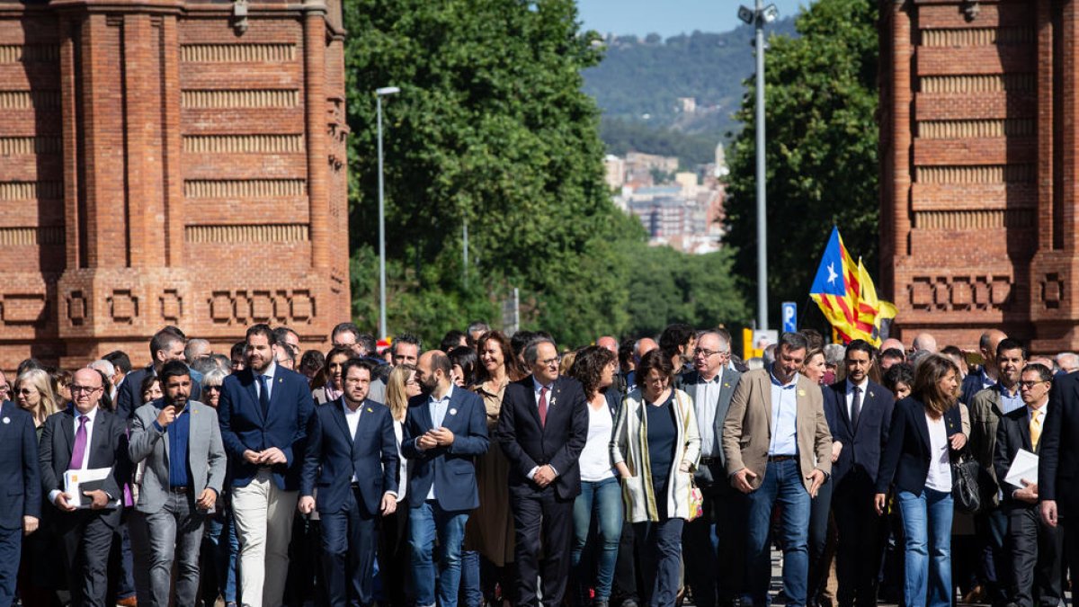 La plana major de les entitats i partits independentistes acompanyen Torra, ahir, a Barcelona.
