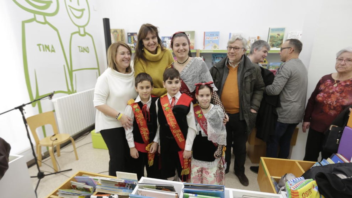 Josep Borrell, el pasado día 9 en la biblioteca de Aitona junto a la consellera Laura Borràs y la alcaldesa.