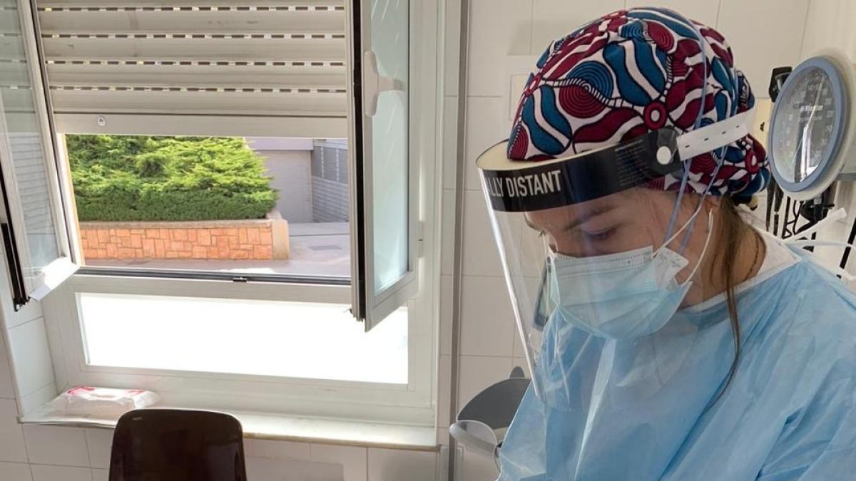 Test de antígenos a una paciente en el CAP de Prat de la Riba. A la derecha, el  material que se utiliza.