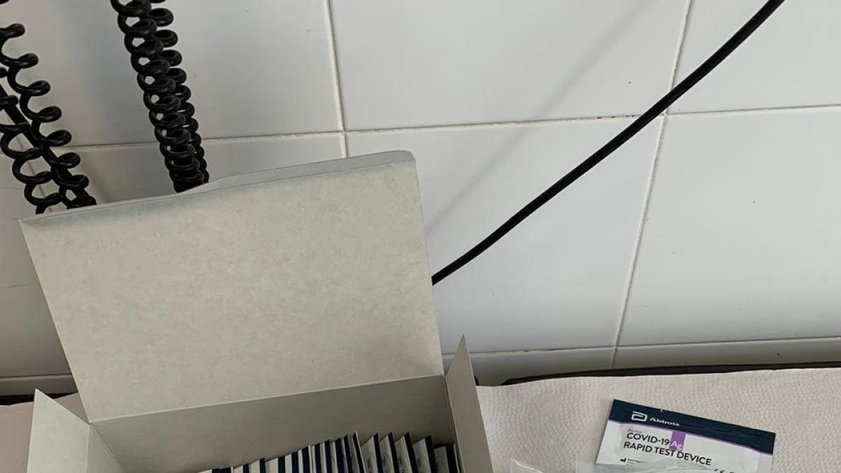 Test d’antígens a una pacient al CAP de Prat de la Riba. A la dreta, el material que s’utilitza.