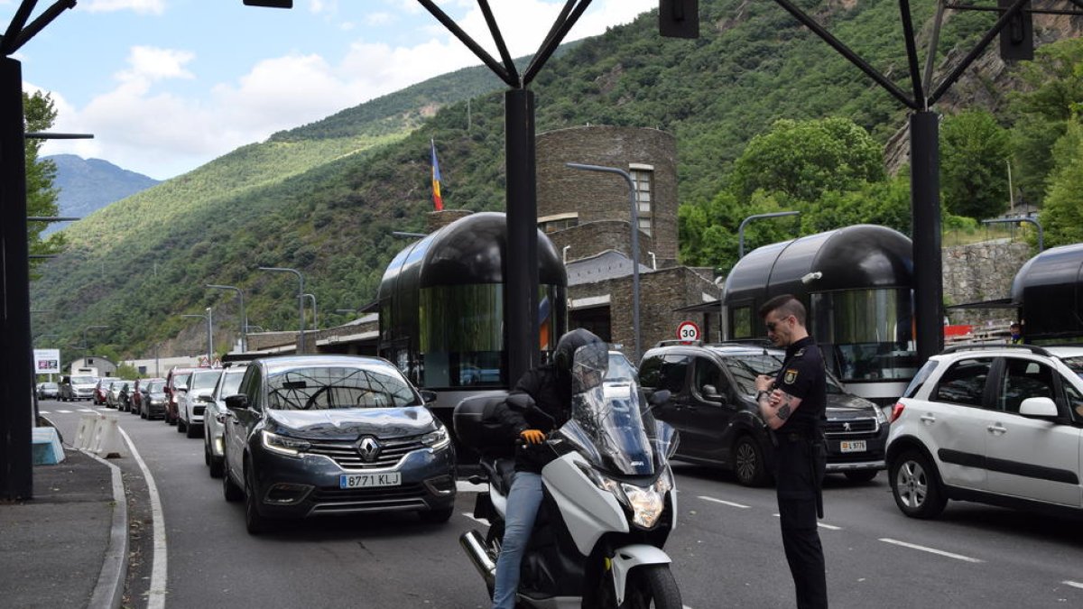 La duana d’Andorra va registrar cues de sortida del Principat.
