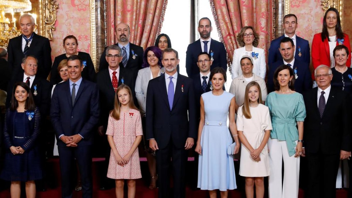 Felip VI, al costat de la reina Letícia, la princesa Elionor i la infanta Sofia amb els guardonats ahir.
