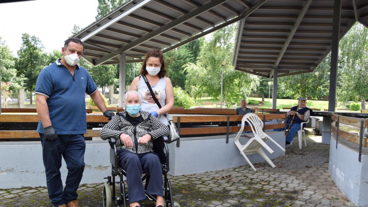 Imagen de ayer de una visita a la residencia de la Llar de Sant Josep de La Seu d’Urgell.