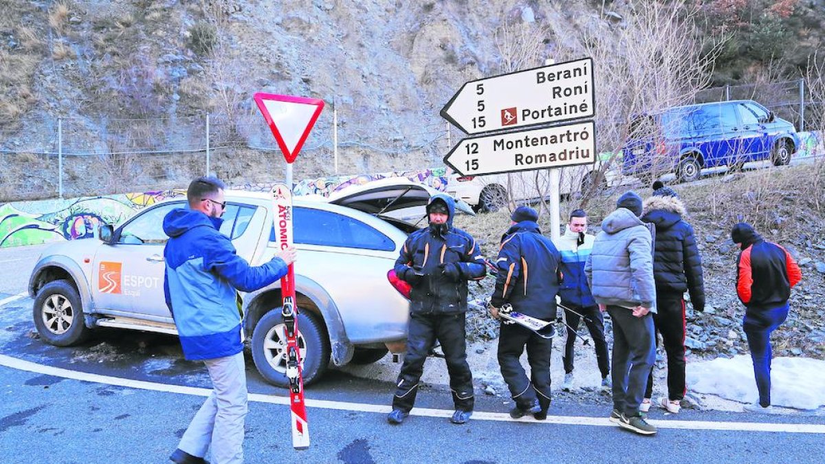 La zona d’estacionament actual, col·lapsada - En dies d’alta afluència d’esquiadors al llarg de la campanya d’esquí, Port Ainé ha arribat a tancar l’accés al no tenir places d’aparcament. A la imatge, l’accés a l’estació tall ...